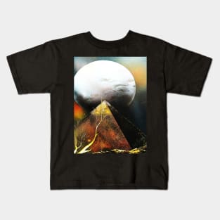 LUNA SOBRE PIRAMIDE Kids T-Shirt